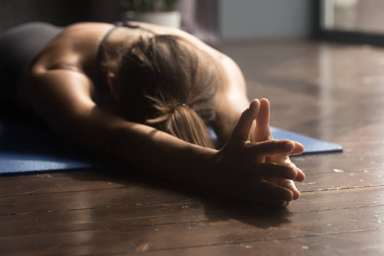 namaste mujer en postura de yoga