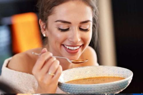 Mujer consumiendo sopa Sopa de verduras saludable (Foto: Pinterest)