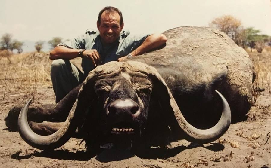 El búfalo rasgó la arteria femoral del hombre con su cuerno y murió rápidamente