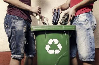 Hombres reciclando residuos electronicos