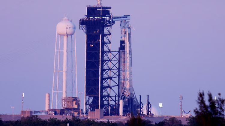 despegue El lanzamiento de la misión Crew 10 de SpaceX a la Estación Espacial Internacional fue suspendido debido a un problema técnico (REUTERS/Joe Skipper)