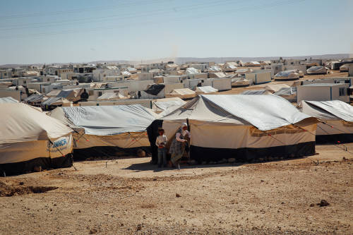 Arquitecta diseña carpas autosustentables para refugiados