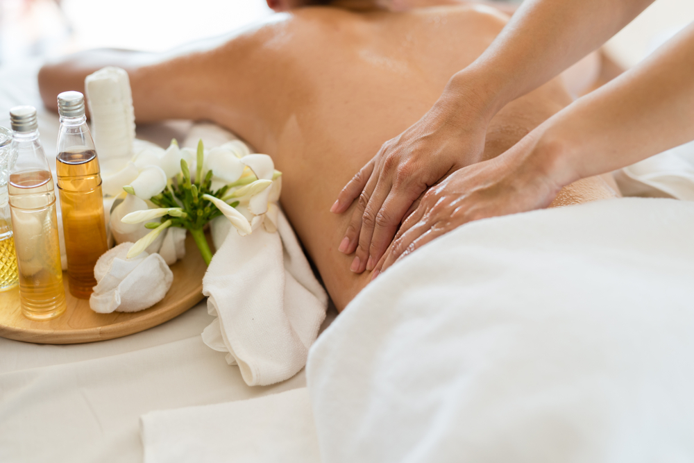Una mujer recibe un masaje en un spa