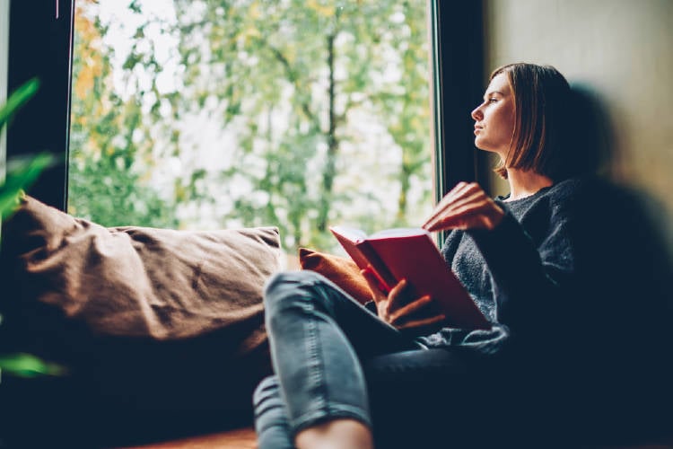 mujer leyendo ventana