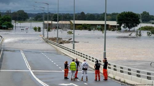 Imagen de puente carretero de Australia invadido por las aguas