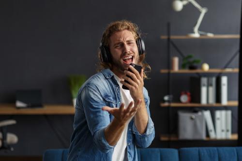 hombre cantando hombre cantando