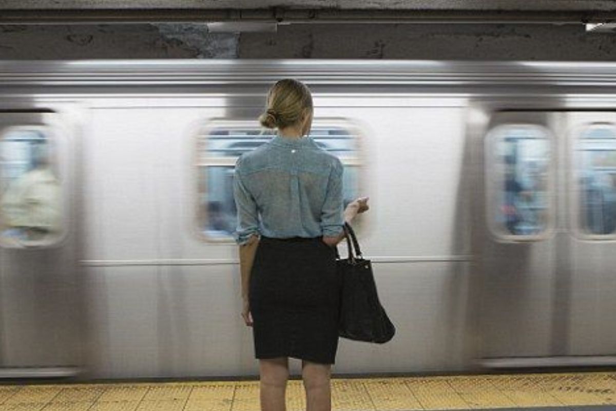 medio de transporte Ir al trabajo puede ser uno de los momentos más estresantes del día. Ya sea que viajes en auto, transporte público o bicicleta, muchas personas usan ese tiempo para revisar correos, planificar tareas o pensar en lo que tienen que hacer. (Imagen: Pinterest)