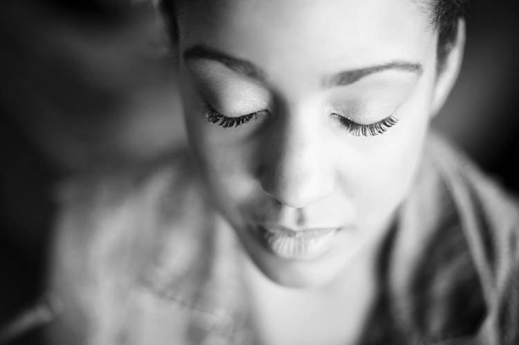 El rostro de una mujer meditando