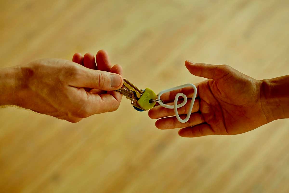 airbnb_keys manos sosteniendo unas llaves