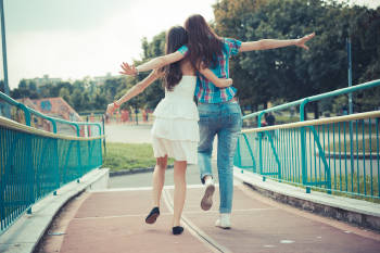 amigas caminando abrazo 