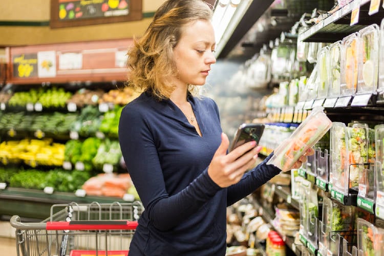 mujer compra supermercado