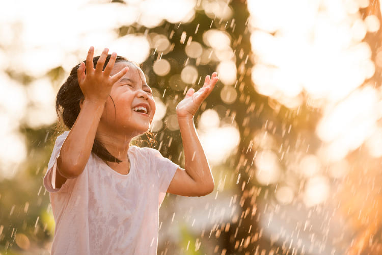 niña agua