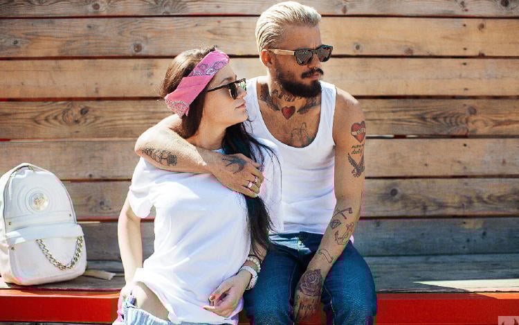 Pareja abrazada Pareja abrazada por el hombro