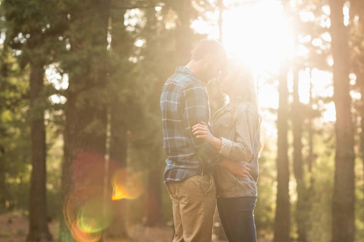 Una pareja en un bosque