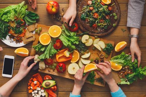 frutas verduras agroecológicas Personas tomando frutas y verduras agroecológicas