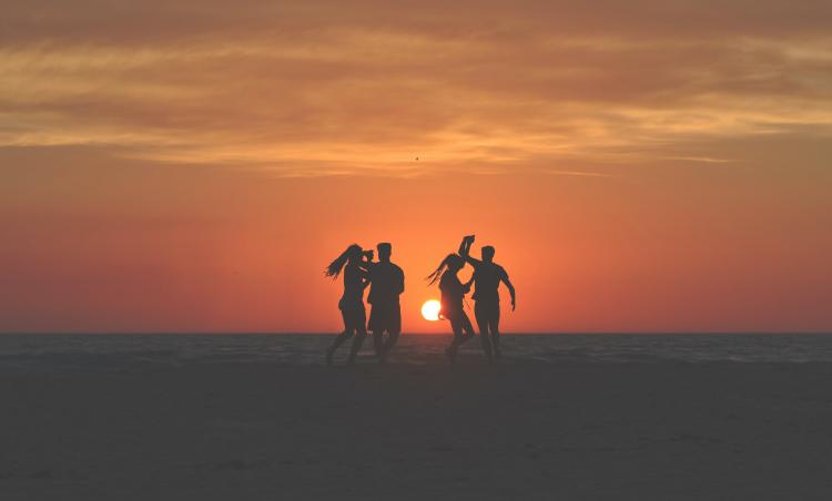 personas en un atardecer