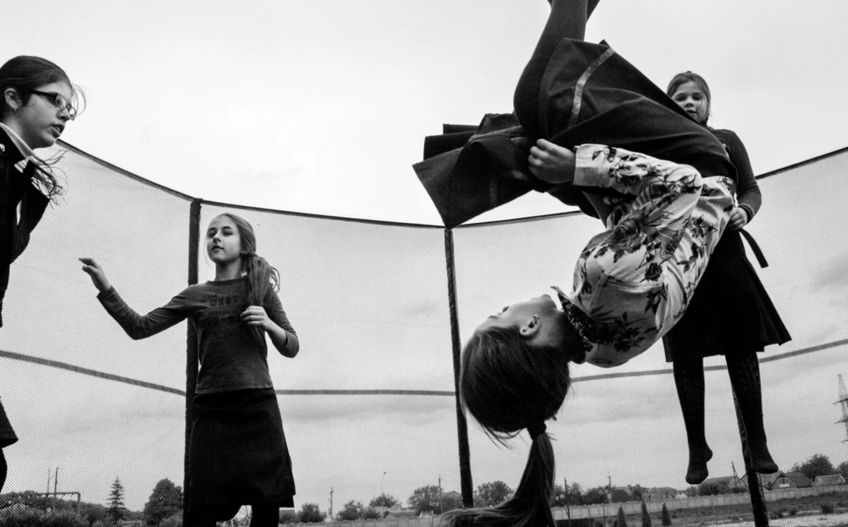 niñas saltando niñas saltando