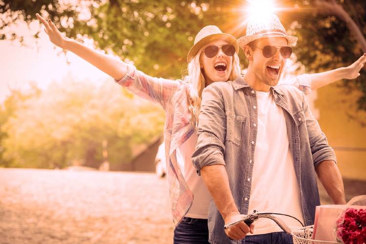 Pareja en bicicleta en un día soleado