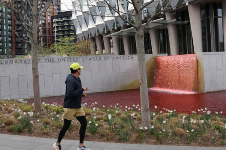 greenpeace Arrestan al jefe de Greenpeace en Reino Unido por protesta con tinta roja en la embajada de EE.UU. (Foto: MSN)