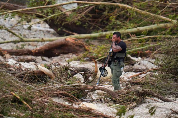 texas inundaciones.jpg Un agente de la policía del condado hace una pausa mientras busca en las orillas del río Guadalupe cerca de Camp Mystic, tras una inundación repentina en la zona, el sábado 5 de julio de 2025, en Hunt, Texas. (AP Foto/Julio Cortez)Julio Cortez AP
