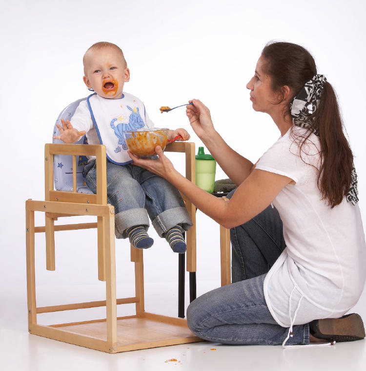 niño comer forzado