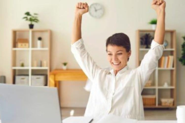 Mujer en la oficina Empezar el día con bienestar según Harvard (Foto: Pinterest)