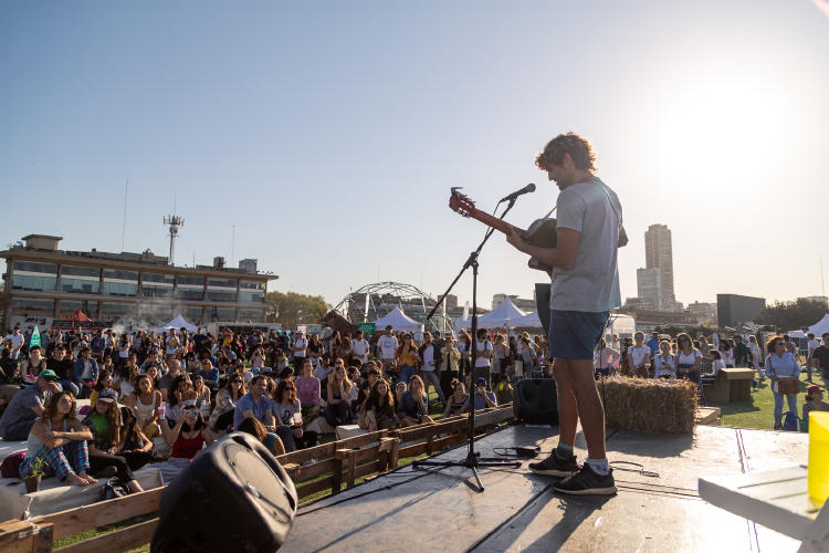 Bioferia músico en el escenario Bioferia músico en el escenario