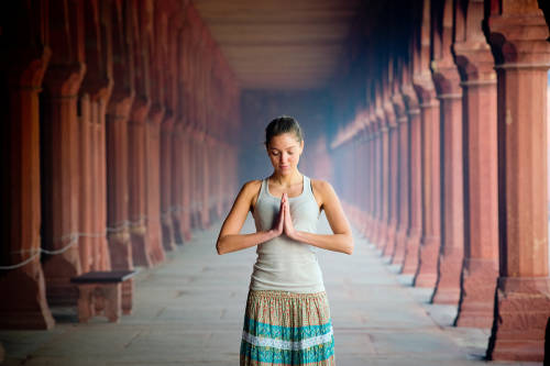 mujer en postura de yoga en un centro espiritual en india