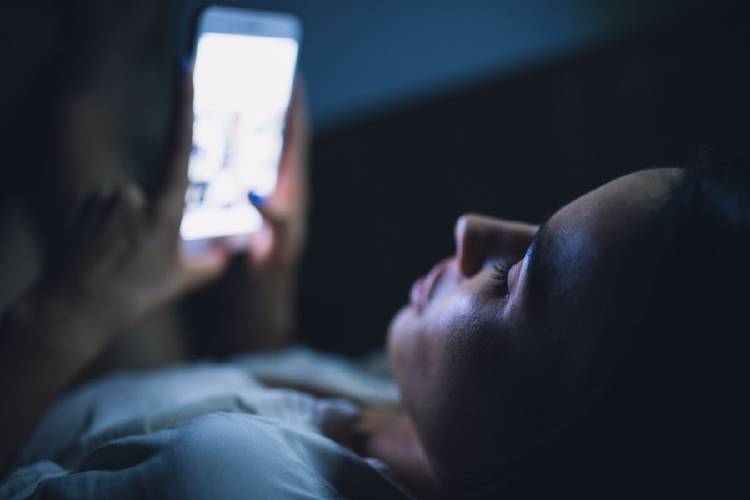 celular smartphone noche La luz de la pantalla te puede hacer engordar