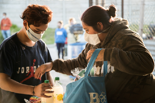 voluntarios con donaciones de alimentos
