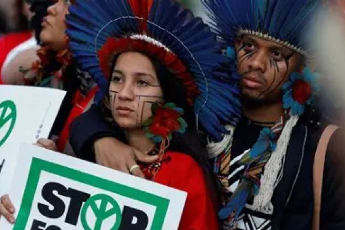 ecocidio Personas participan en una protesta contra el cambio climático llamada \"Consejo de la UE, detengan el ecocidio ahora. Energía para todos\" frente a la cumbre de líderes de la Unión Europea en Bruselas, Bélgica, el 20 de octubre de 2022. REUTERS/Piroschka Van De Wouw — Derechos de licencia de compra.