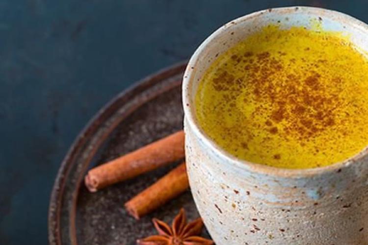 golden milk Más que una simple bebida, la leche dorada es considerada un elixir curativo. La cúrcuma, su ingrediente principal, tiene propiedades antiinflamatorias y antioxidantes. (Pinterest)