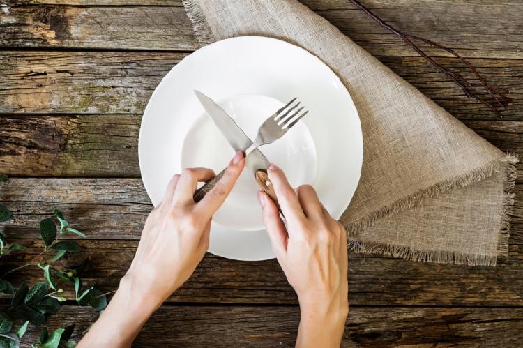 plato vacio Plato vacío que sugiere ayuno