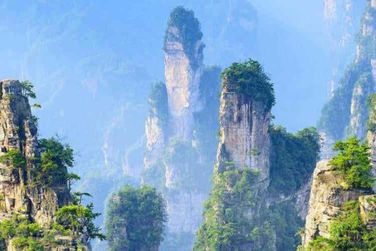 Montaña china La fama mundial de Zhangjiajie creció cuando se supo que este parque fue una de las principales inspiraciones visuales para las montañas flotantes de la película Avatar (Imagen: Pinterest)