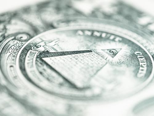 La verdad tras el triángulo con un ojo que aparece en los billetes de un dólar
