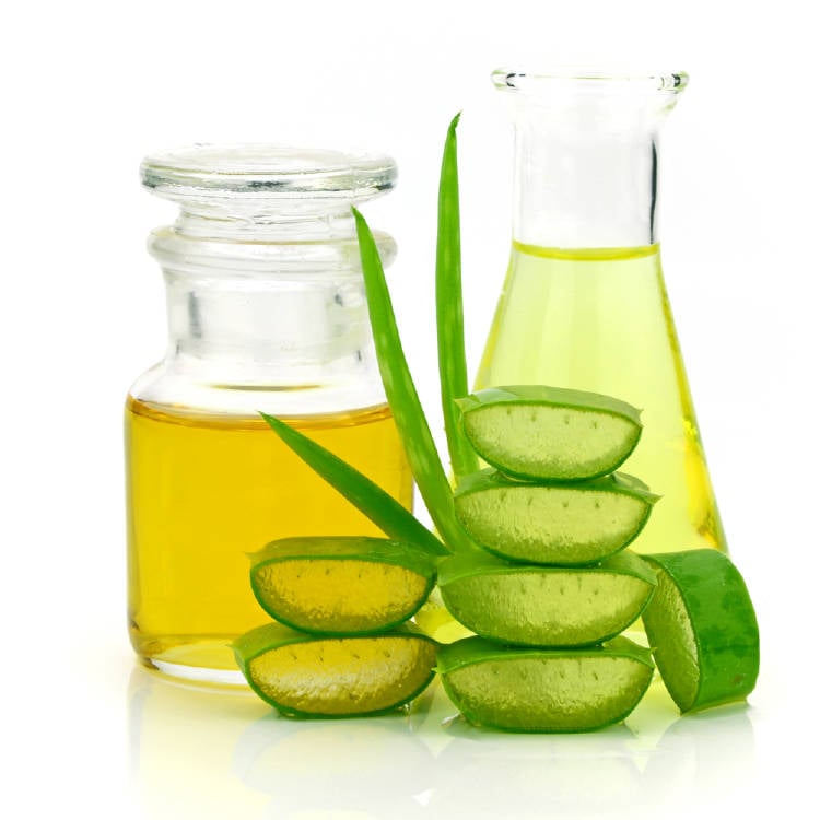 aloe vera aceite cortes de aloe vera y envases con aceite