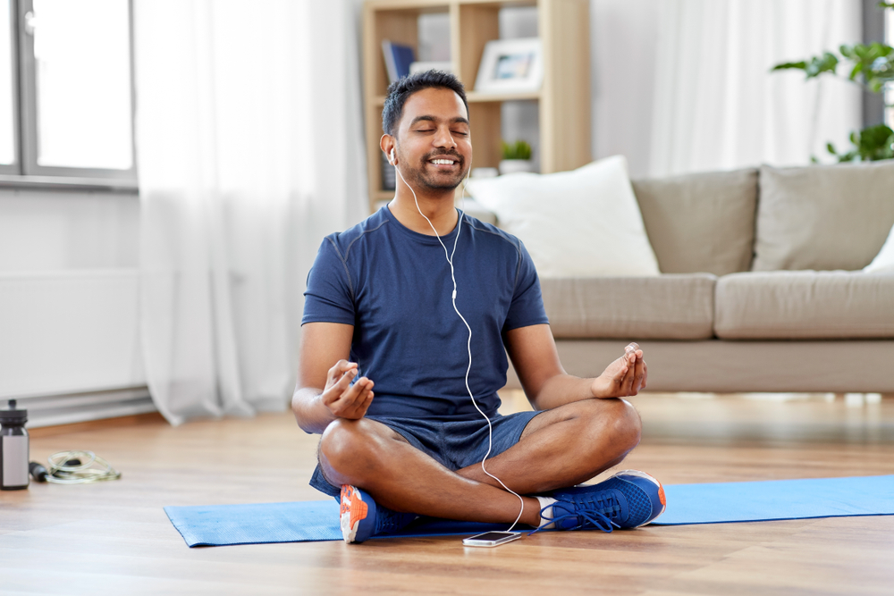Hombre meditando con auriculares Hombre meditando con auriculares