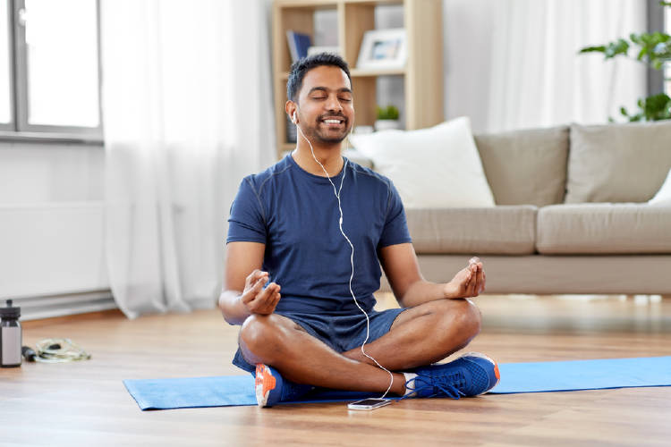 Hombre meditando con auriculares