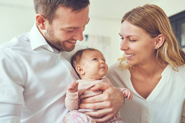 padre madre y bebe