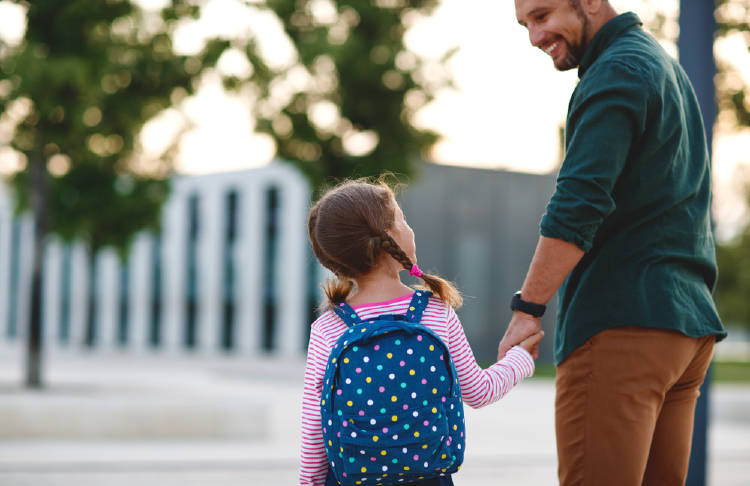 padre hija Un padre lleva a su hija al colegio