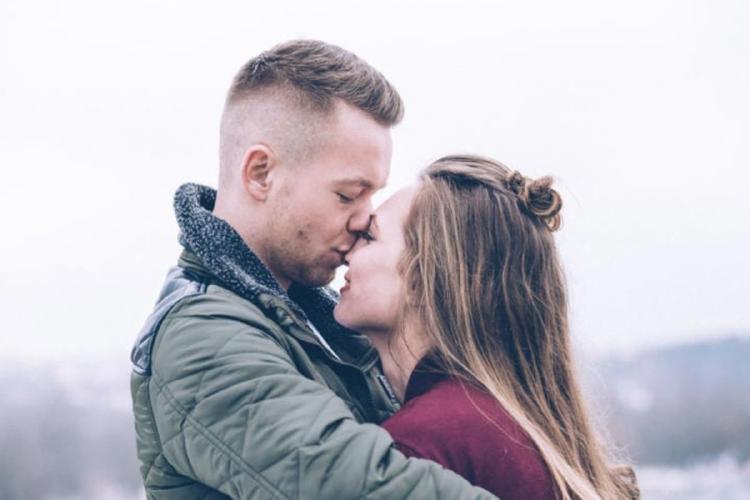 beso Según el portal web de Victoria Cadarso, el beso de bambi se responde a una suave lamida en un lado del rostro.