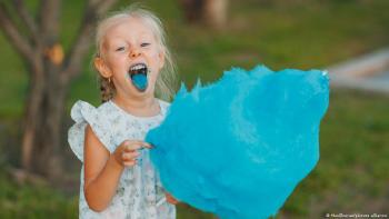 Color azul en los alimentos Los niños son más receptivos a los alimentos azules que los adultos.