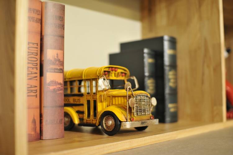 Una miniatura de un autobus en una biblioteca