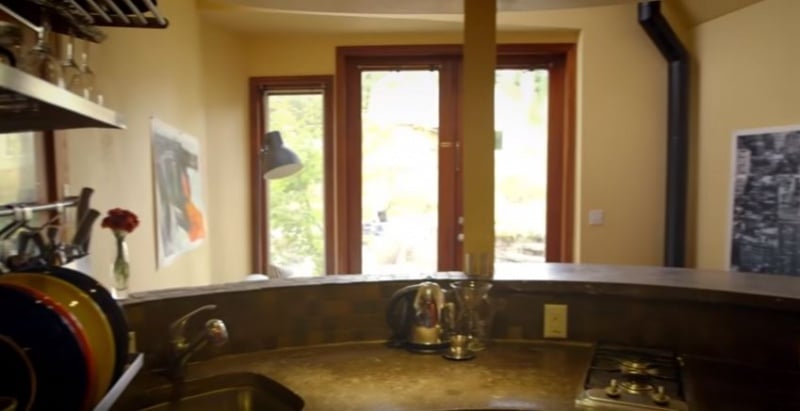 Este hombre transformó su garaje en un hogar completamente funcional