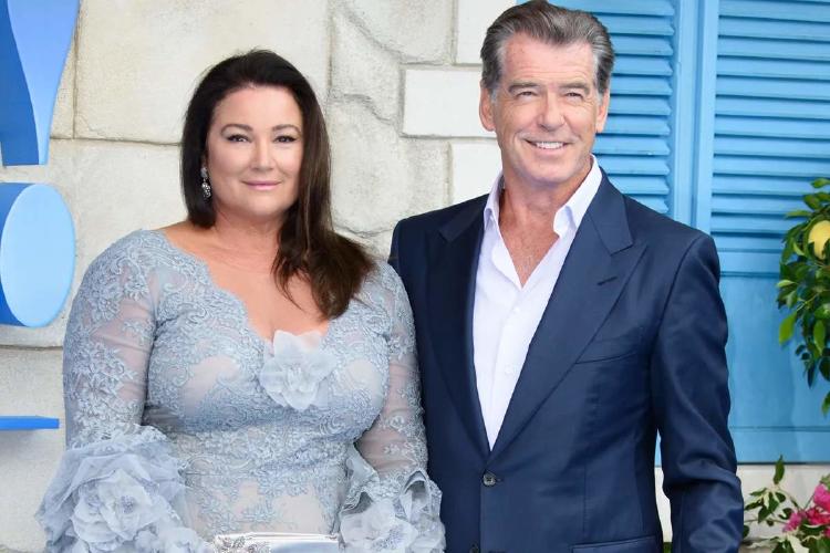 Pierce Brosnan y esposa