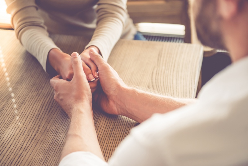 pareja lenguaje corporal Qué quiere decir que te tome de la mano con fuerza