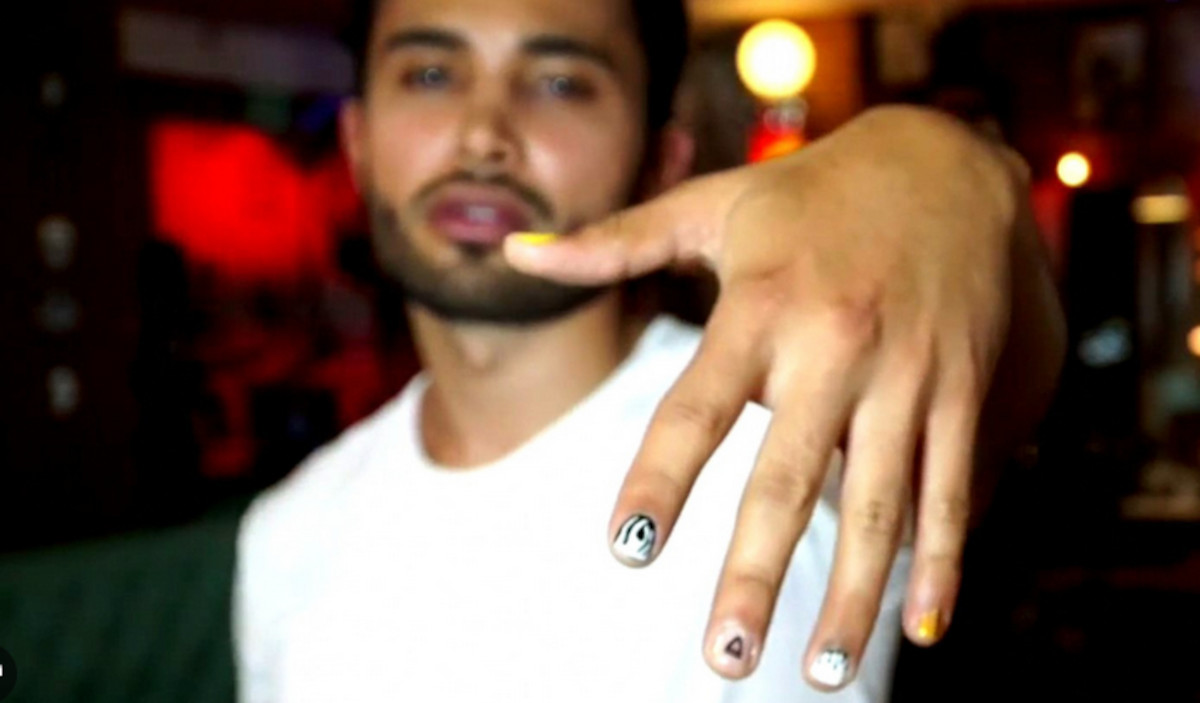 hombre uñas pintadas hombre uñas pintadas