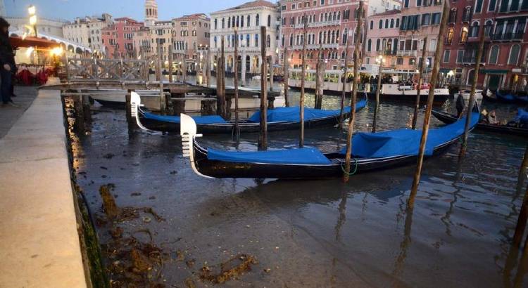 venecia: marea de agua muy baja