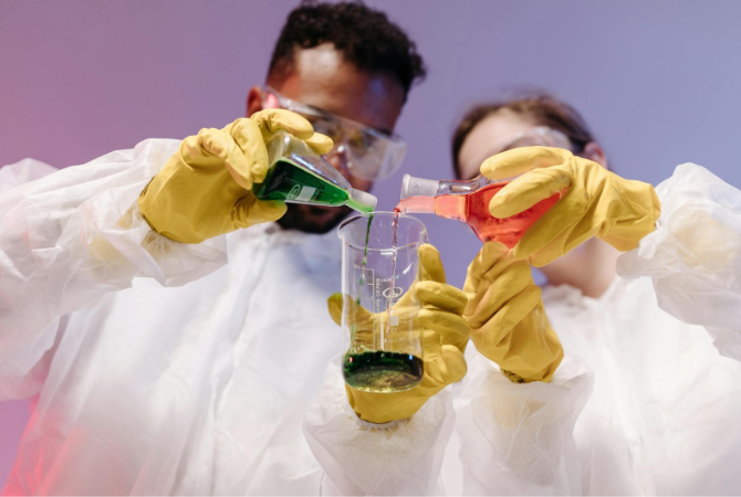 Biologos Así como un médico puede especializarse en el corazón o el cerebro, un biólogo puede dedicarse al estudio de los genes, las bacterias, los océanos o incluso los fósiles. (Imagen: www.pexels.com)