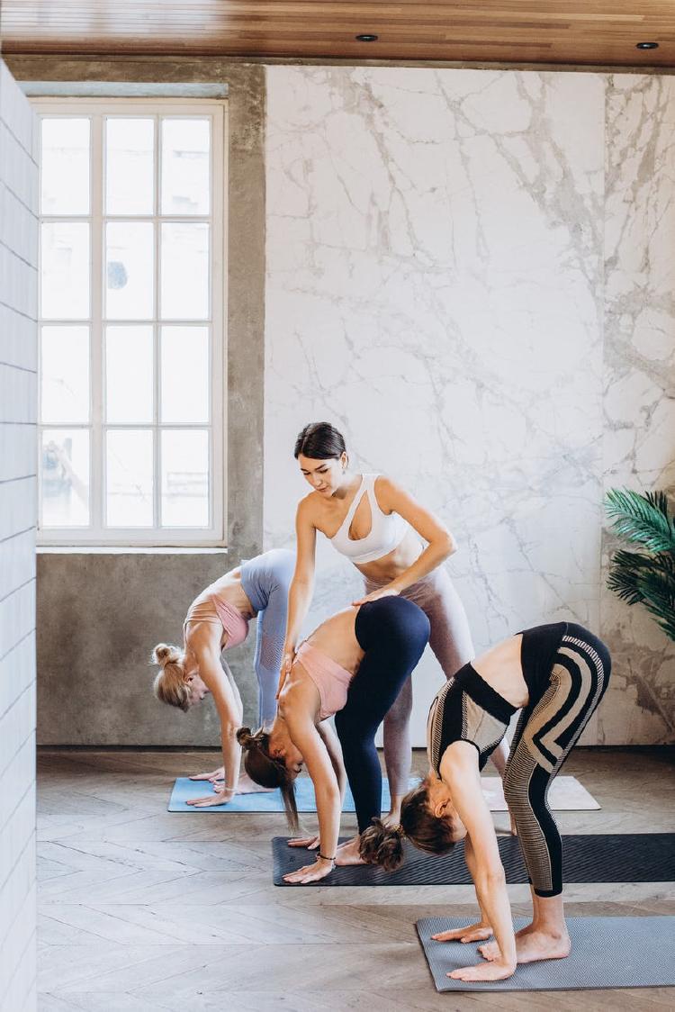 Mujeres haciendo yoga